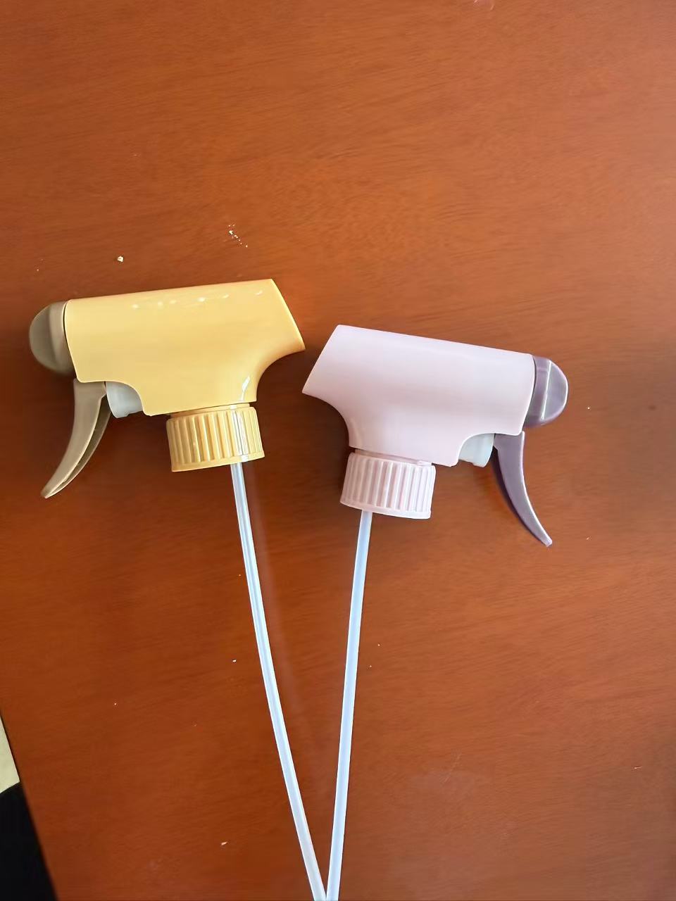 Multi-color enchanted hand-held plastic spray pump head