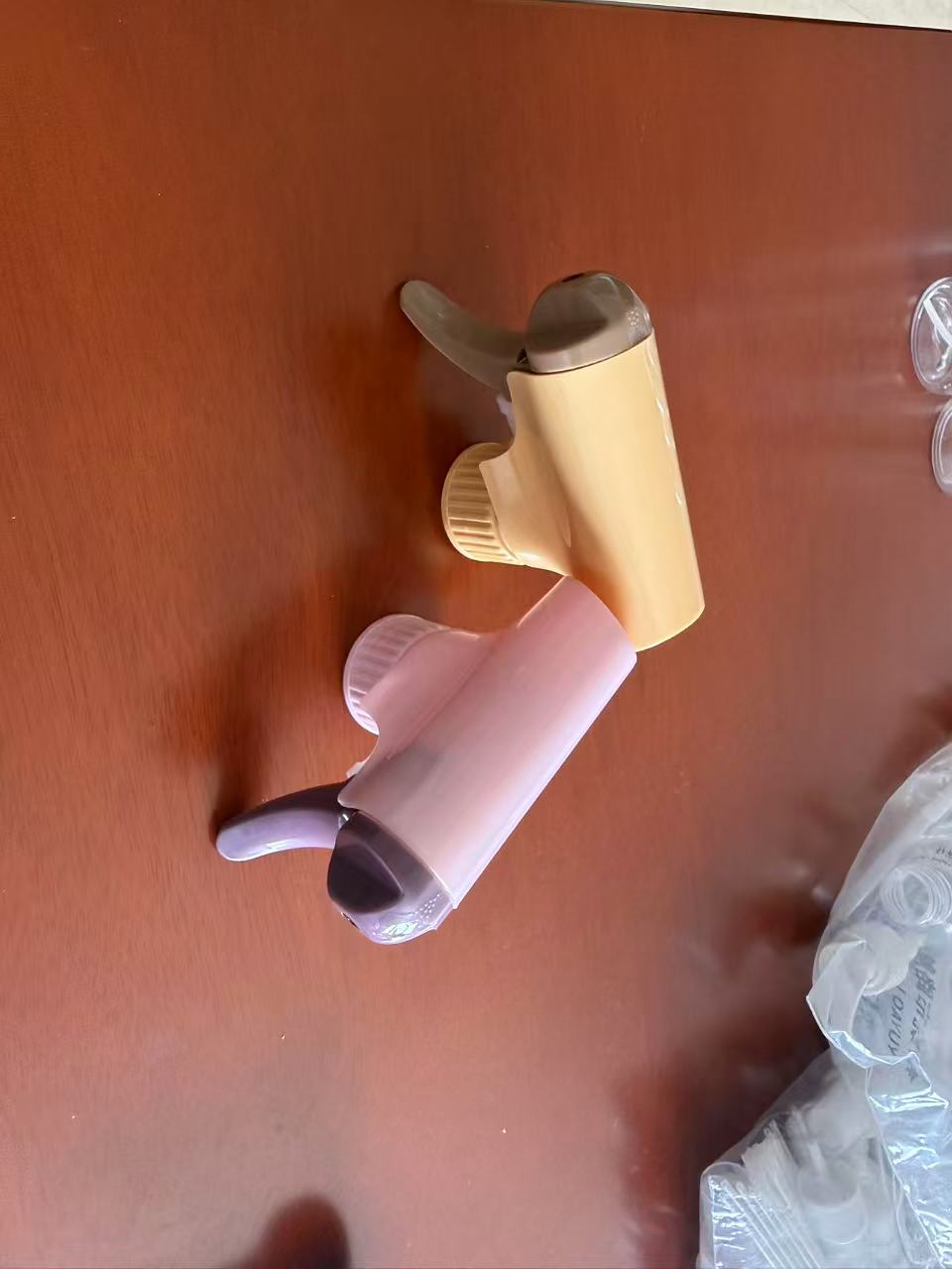 Multi-color enchanted hand-held plastic spray pump head